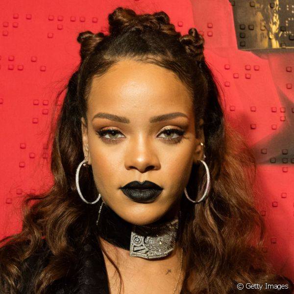 Rihanna tem o arco de cupido bem alto e marcado, o que ? sin?nimo de criatividade e rapidez de pensamentos